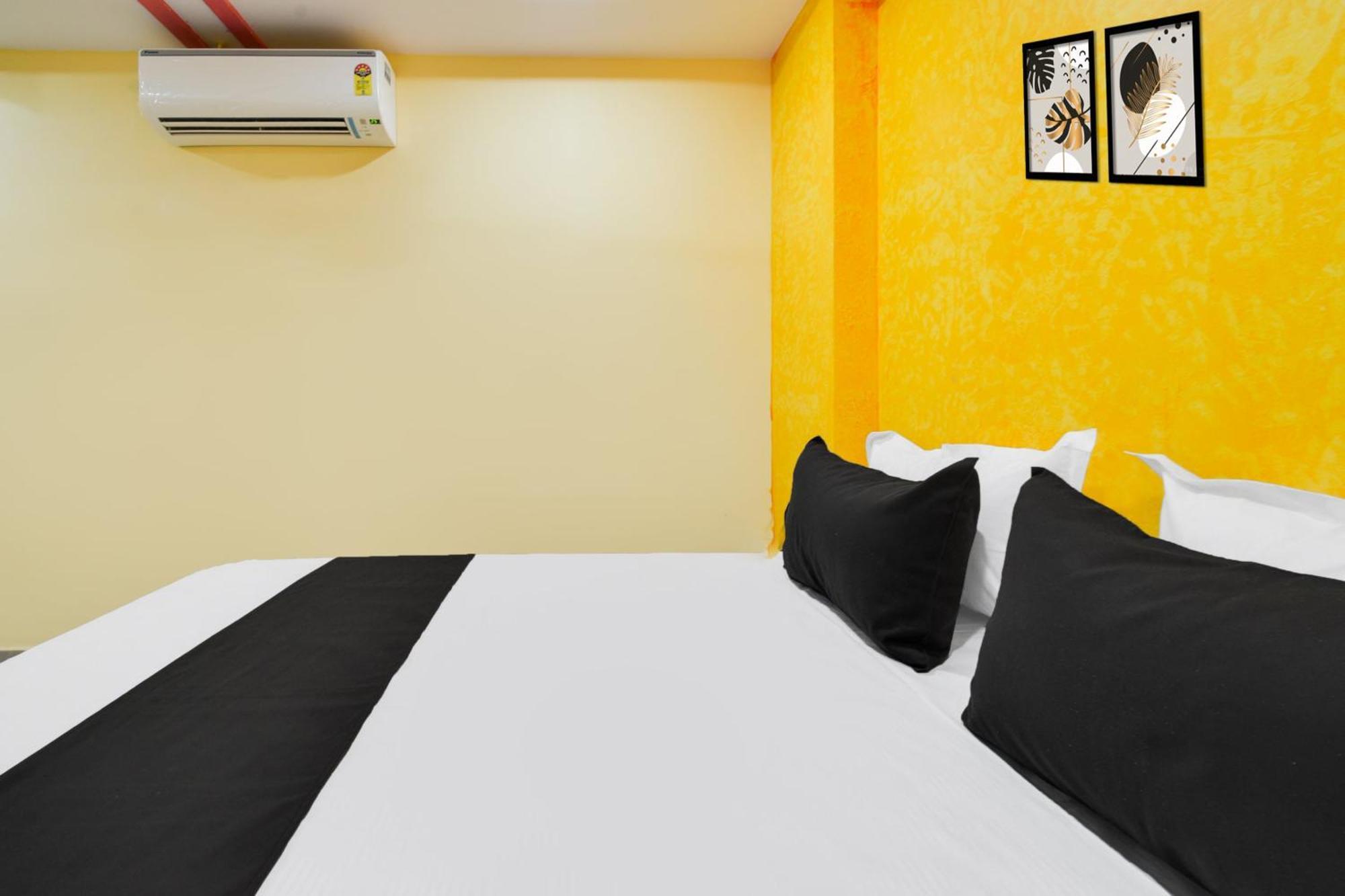 Hotel O Lucky Grand Hyderabad Exterior foto